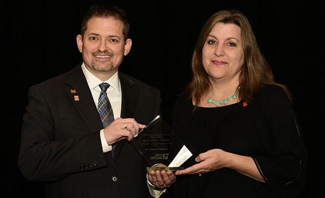 Becki Bates-Pitre and Lee Wheeler of Wheeler Commercial accept the 2018 William C. Jennings Award at the 2019 Texas REALTORS® Winter Meeting in Austin.